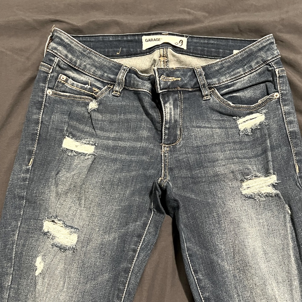 Skinny jeans with holes